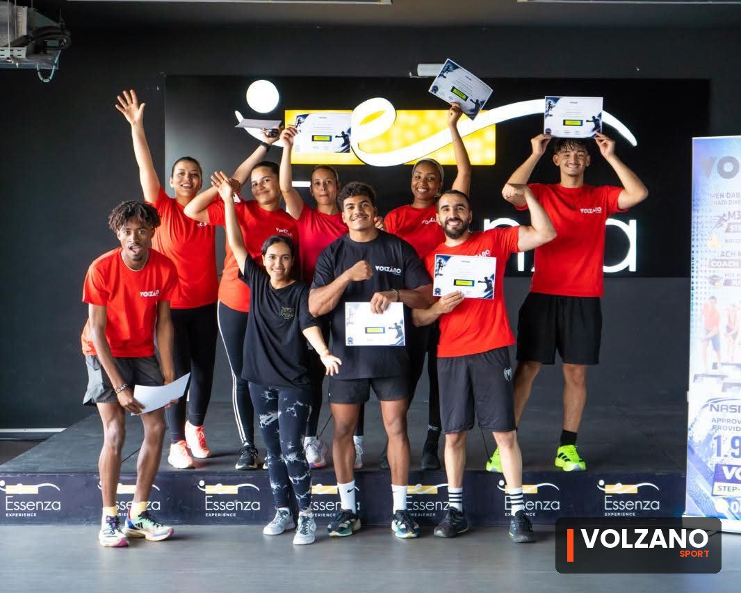 Les diplômés VOLZANO célèbrent leur réussite avec leurs certificats