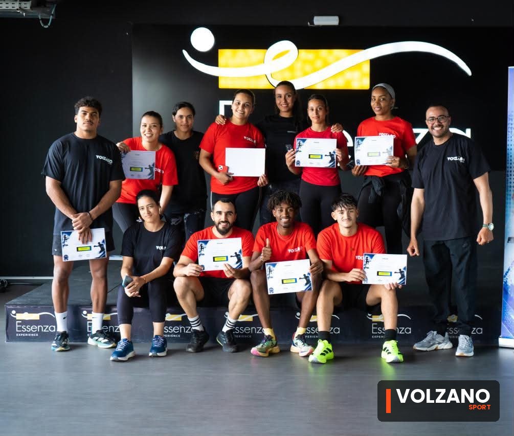 Photo de groupe des diplômés VOLZANO avec leurs certificats