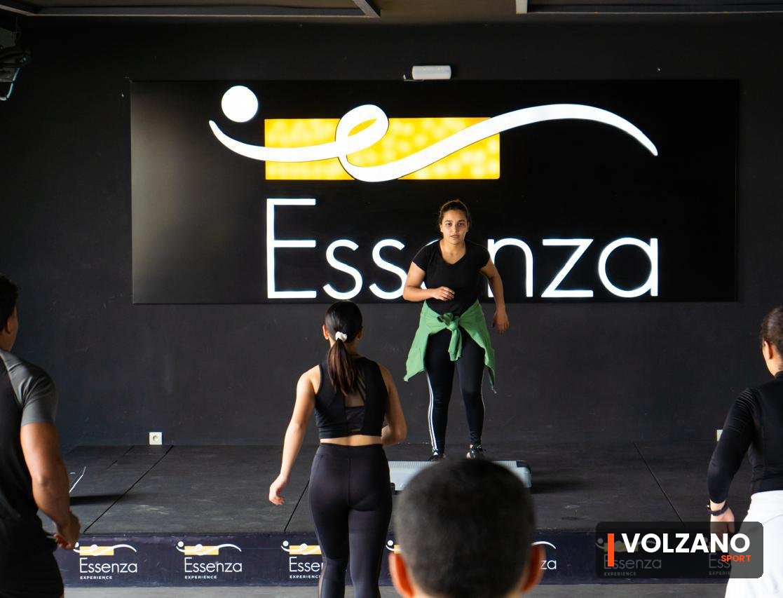 Une formatrice VOLZANO dirige un cours collectif de step