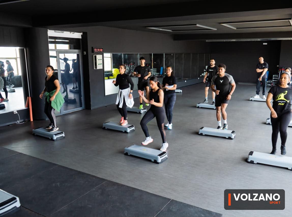 Cours pratique de step avec les étudiants VOLZANO