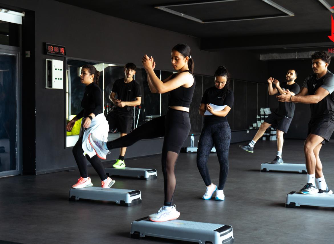 Étudiants VOLZANO travaillant la coordination pendant un cours de step